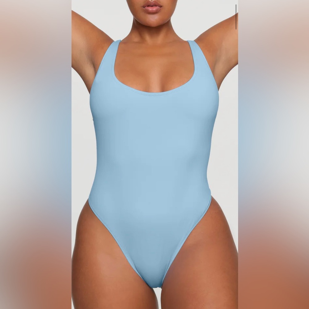 🩵 SKIMS SCOOP NECK ONE PIECE 🩵
